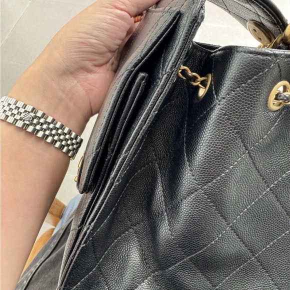 CHANEL 25 SMALL HANDBAG Grained Calfskin & Gold-Tone Metal Black - Picture 11 of 16